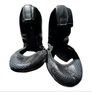 Butterfly twists black flats